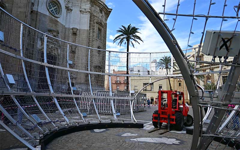 La Navidad en Cádiz “llegará a todos los barrios”; la banda del Rosario participará en la “fiesta oficial” de encendido del polémico alumbrado