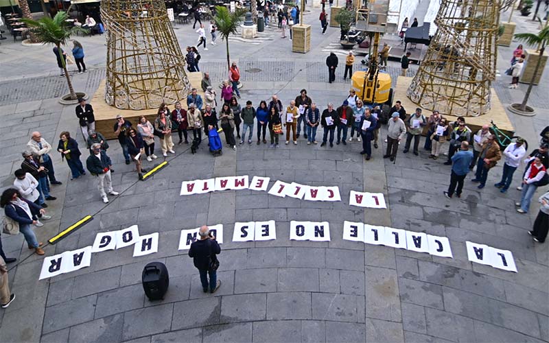 “La calle mata”: la Apdha se concentra en Cádiz para recalcar la falta de políticas públicas para abordar el sinhogarismo “de manera integral”