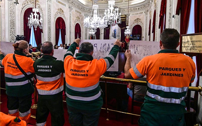 El PP aprueba un pliego del servicio de Parques y Jardines en Cádiz que “engaña” a su plantilla