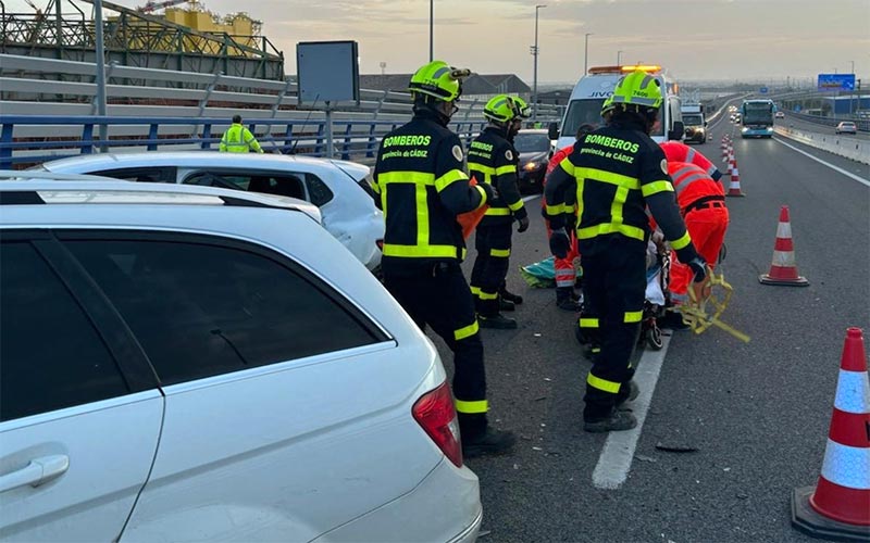 Trágica colisión múltiple en el segundo puente sobre la Bahía: un fallecido y dos heridos graves