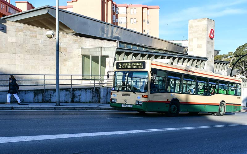 “Es mucho más necesario para Cádiz un transporte público barato y accesible durante todo el año que derrochar en luces de Navidad”