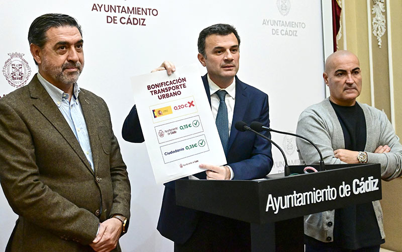 El Ayuntamiento de Cádiz mantendrá en 2025 su bonificación del bonobús y exige al Gobierno que haga lo mismo; AIG sigue denunciando “tarifazo”