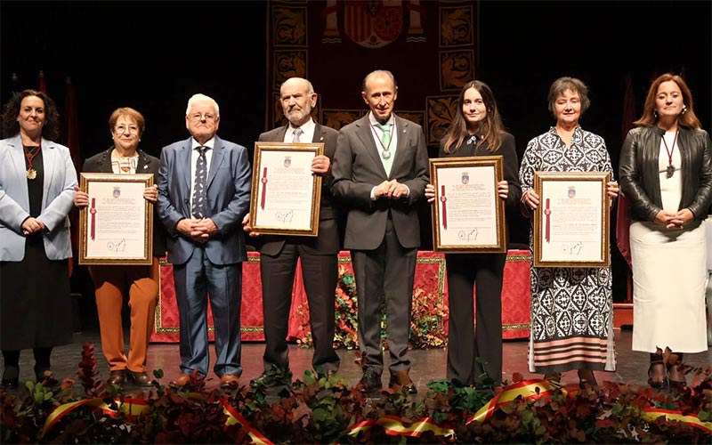 Chiclana rinde homenaje a sus vecinos “de oro” en el 46 aniversario de la Constitución española