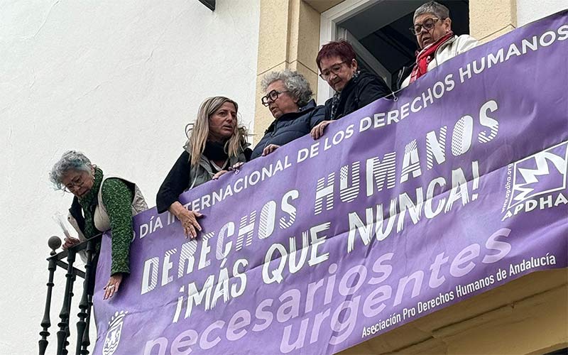 IU rechaza la actitud “más propia de otras épocas” del alcalde chiclanero al prohibir una pancarta de la Apdha en el balcón de la biblioteca