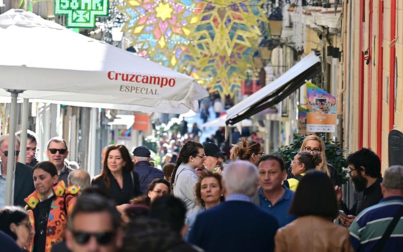 La crisis demográfica de Cádiz se agrava al bajar de los 111.000 habitantes; AIG reprocha al alcalde priorizar a turistas y visitantes sobre los vecinos