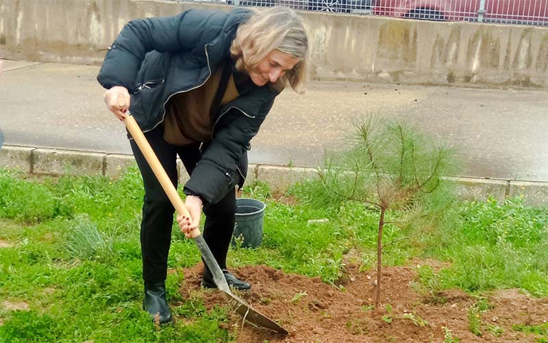 El IES Jorge Juan convierte la jubilación en vida: nuevos árboles para su ‘Bosque de la Alegría’