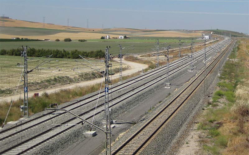 Adif invierte 3 millones de euros en “reforzar” la catenaria en el tramo de vía entre Cádiz y Sevilla