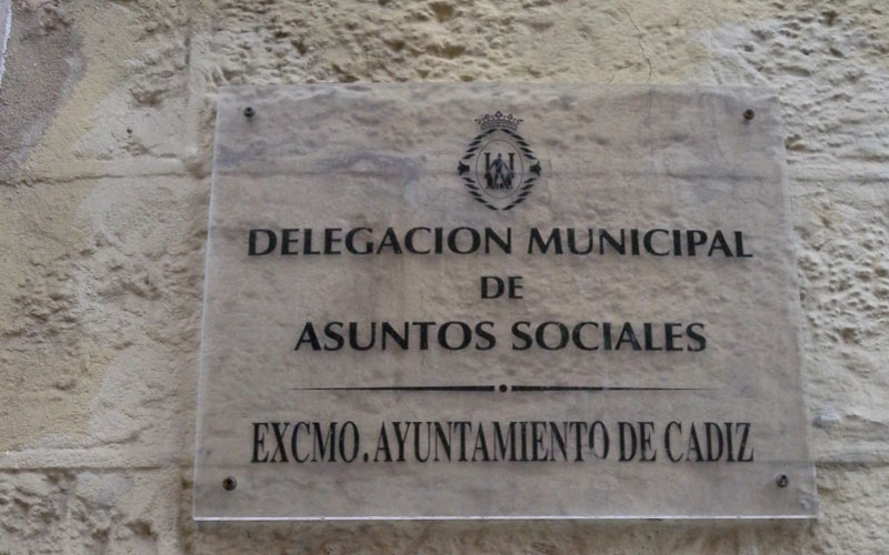 Denuncian retrasos en el pago de ayudas a usuarios de Asuntos Sociales en Cádiz