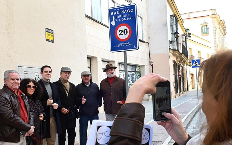 En el barrio de Santiago de Jerez se circula “a compás”: “una invitación amable a ir despacito”