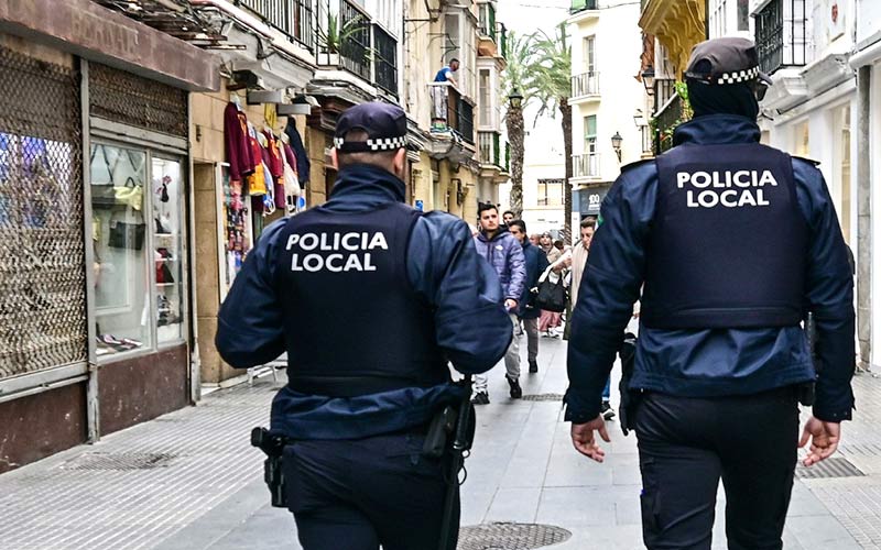 Detenido en el centro de Cádiz tras amenazar con barras metálicas a los empleados de un bar