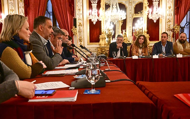 No a Estadio Carranza: el pleno de la Diputación se posiciona contra homenajes públicos a figuras franquistas en Cádiz, con la abstención del PP