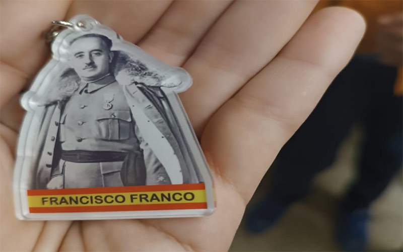 Llaveros de Franco, mecheros y vapers, entre los regalos inauditos para los niños en Juvelandia