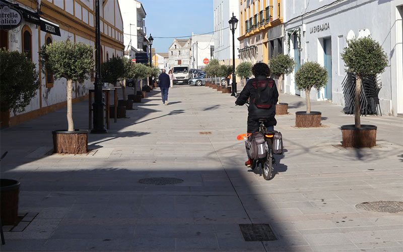 La calle Arroyuelo reabre ‘liberada’ de coches