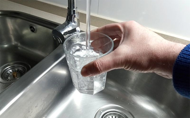Las viviendas turísticas legales en Cádiz dejarán de pagar el agua a precio de familia corriente