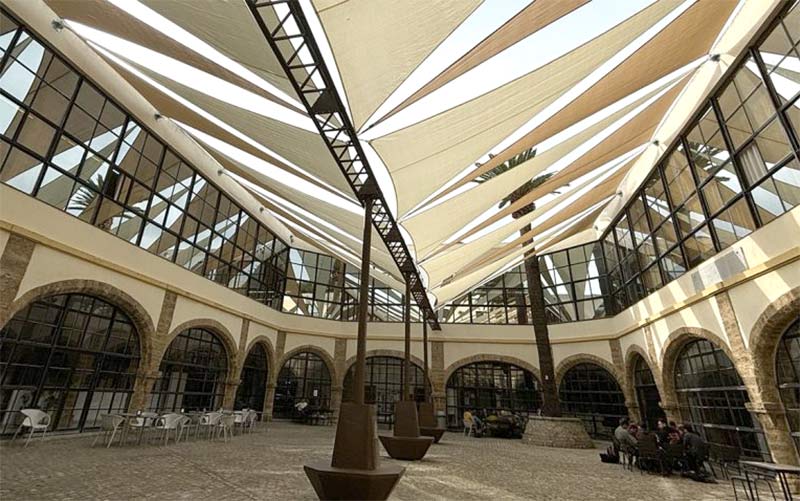 Un novedoso sistema de toldos en facultades de la UCA ayuda a optimizar el consumo energético