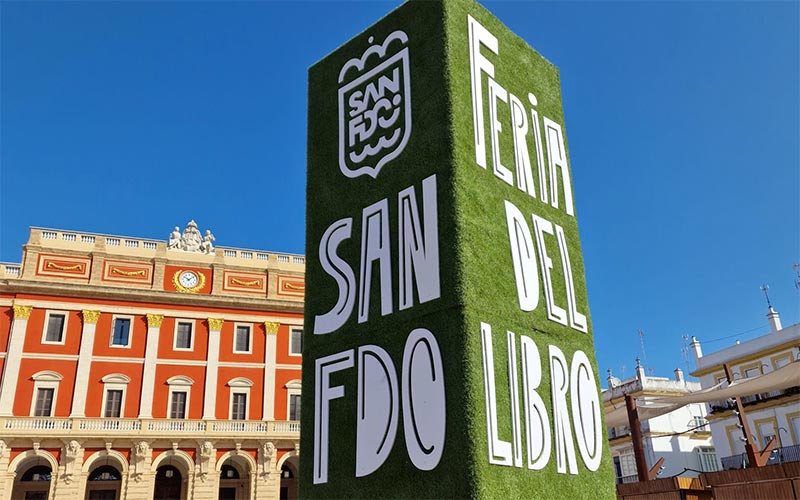 El escritor Lorenzo Silva critica las trabas del Ayuntamiento de San Fernando para cobrar como autónomo su charla en la Feria del Libro