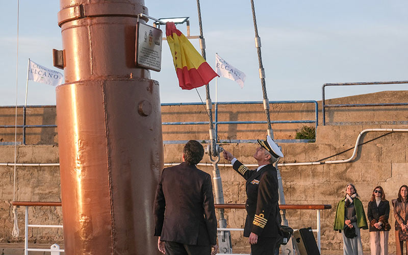 Un antiguo mástil de Elcano con once vueltas al mundo ya luce en la Punta reforzando “el cariño que los gaditanos tienen a su buque escuela”