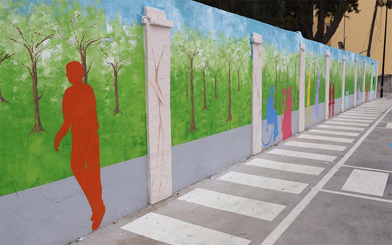 Un mural de Antoni Gabarre ‘prepara’ a Chiclana para la Zona de Bajas Emisiones en el centro