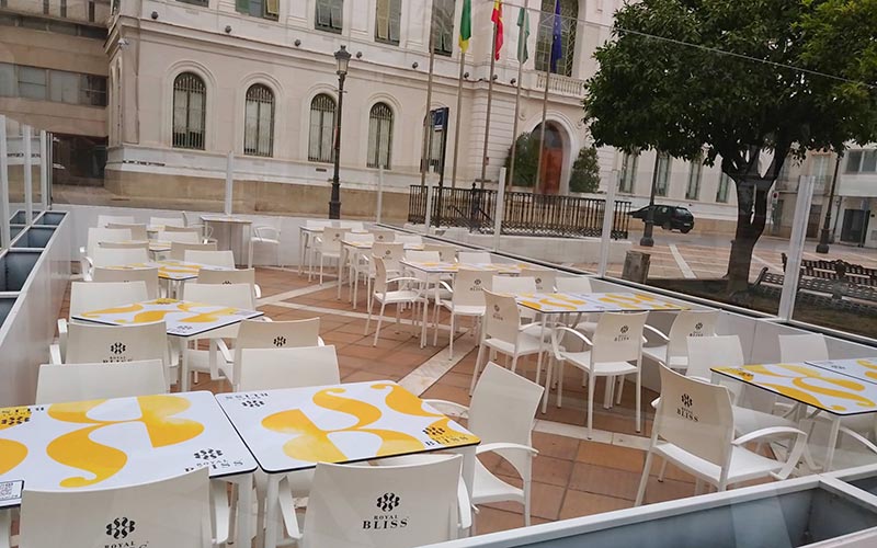 Los portuenses quieren caminar sin tener que sortear las terrazas de los bares; apremian al Ayuntamiento a modificar la ordenanza vigente