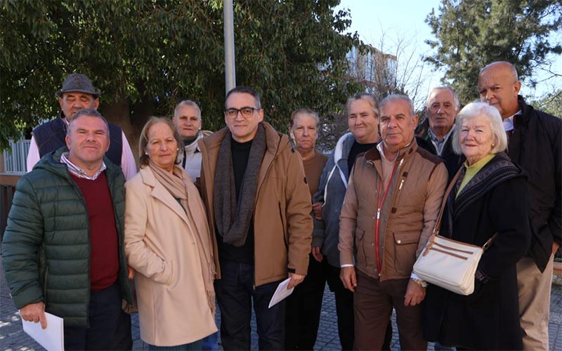 Vecinos de El Arenal insisten en reclamar a la Junta ascensores para sus bloques: “cada vez nos cuesta más poder subir y bajar las escaleras”