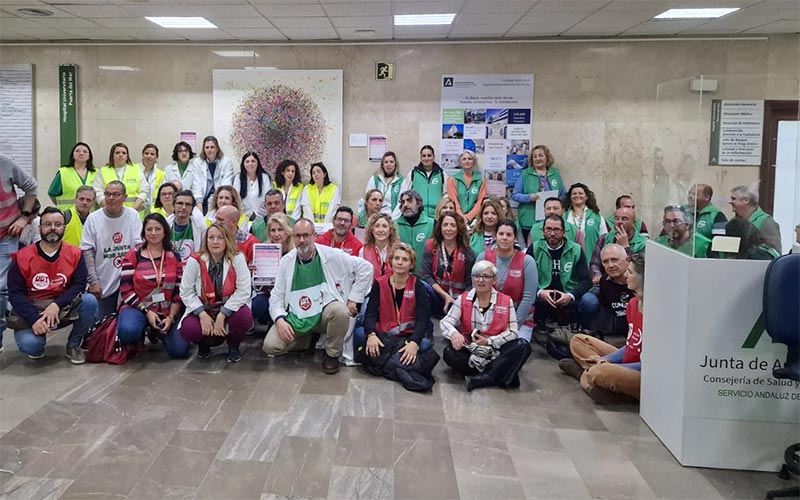 Encierro en el Puerta del Mar para exigir a la Junta del PP el cumplimiento de los acuerdos pactados para la mejora de la sanidad pública