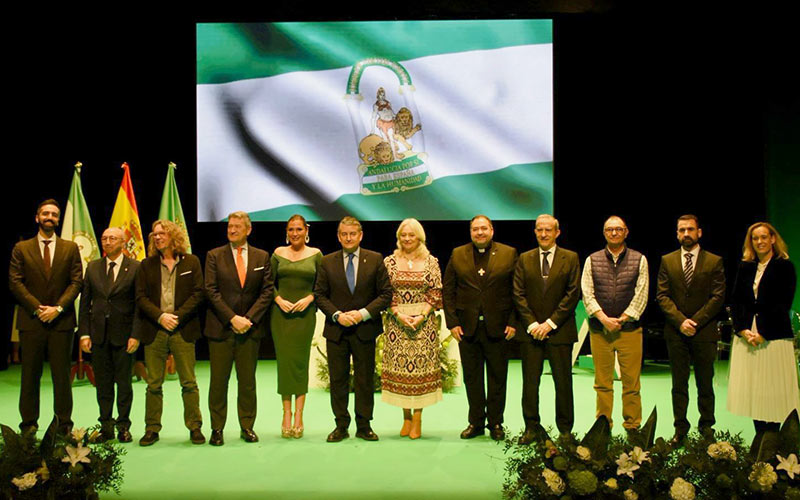 La Junta entrega sus Banderas de Andalucía 2025 en Cádiz; “el 28-F celebramos lo que fuimos, lo que somos y lo que vamos a ser”