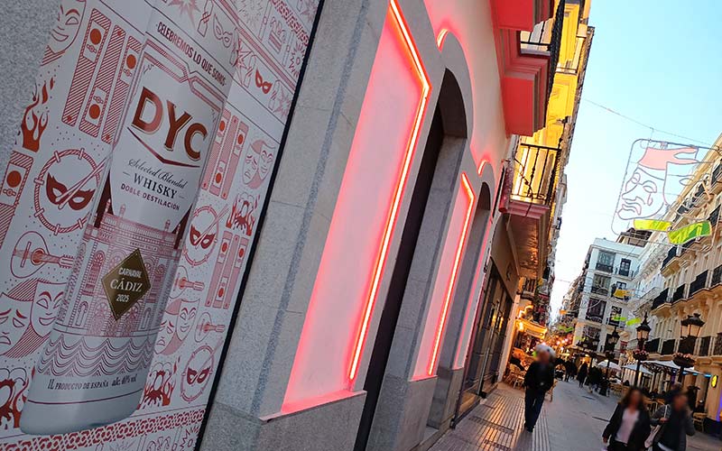 Whisky DYC se rinde al Carnaval de Cádiz con una botella que invita a “celebrar lo que somos”