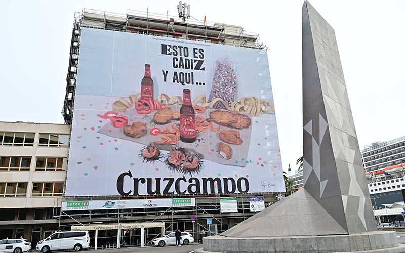 “¿Quién no se ha tomado un papelón de pescaíto con Cruzcampo un día de Carnaval de Cádiz?”