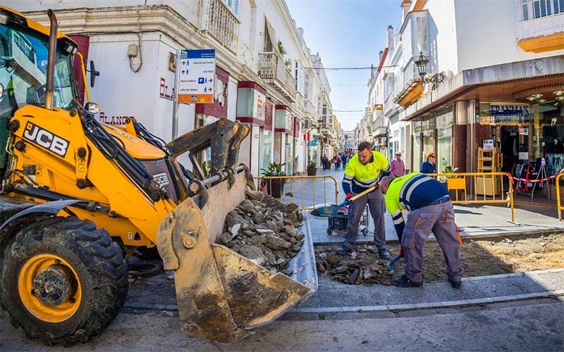 Una cuadrilla se dedicará de forma permanente al parcheo de las calles comerciales de La Isla