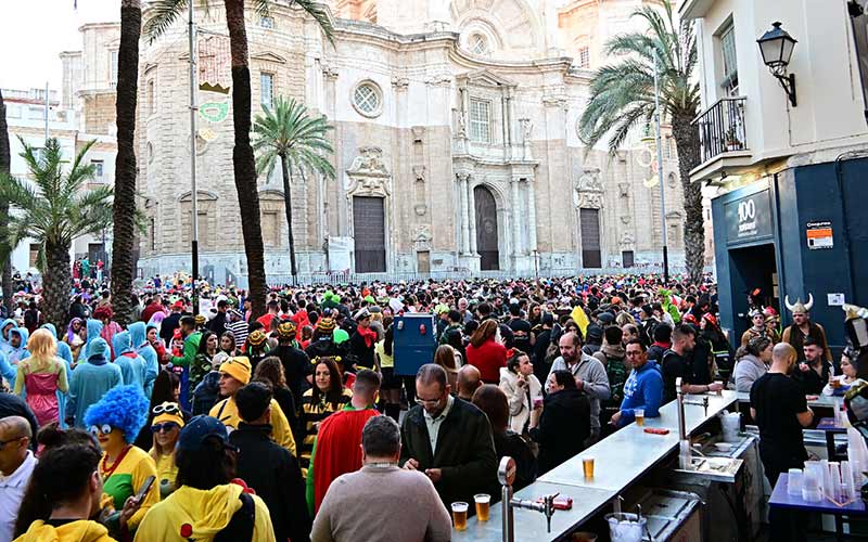 Derroche de dinero público, suspensiones tardías y fracaso de las medidas antibotellón: el Carnaval de Cádiz 2025 visto por la oposición