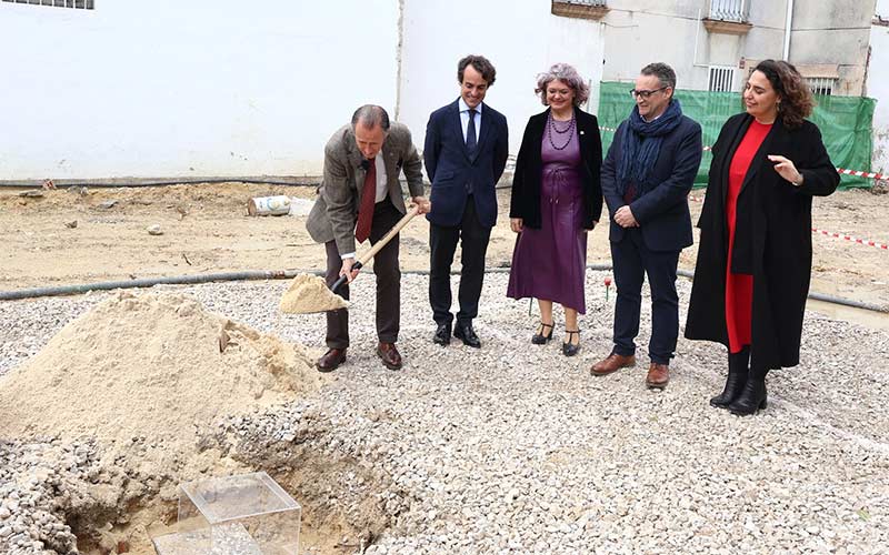 Colocada la primera piedra de las 26 viviendas para realojo que renovarán la barriada El Pilar
