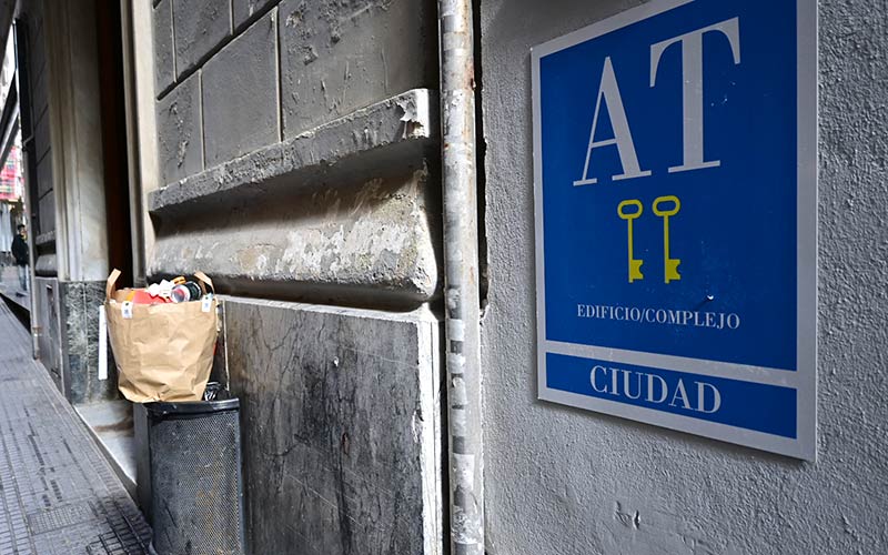 Bruno García quiere ahora suspender las altas de nuevos pisos turísticos en Cádiz tras exigirlo la oposición durante meses; IU pide ir más allá