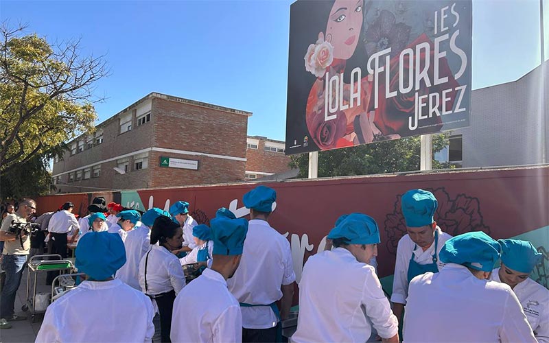 La consejera promete que acabará con los barracones “provisionales” del IES Lola Flores