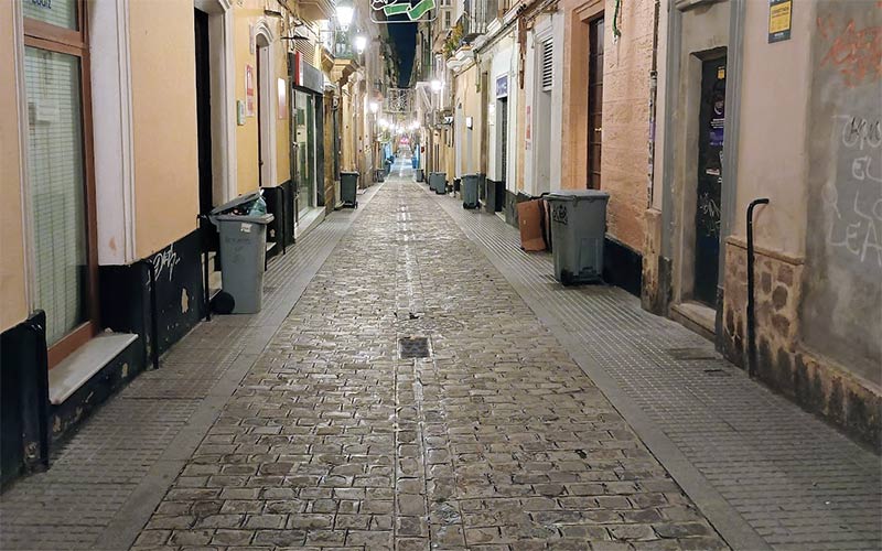 El Ayuntamiento gaditano posibilitará que los bajos de fincas del casco antiguo en calles menos comerciales se adecúen como viviendas