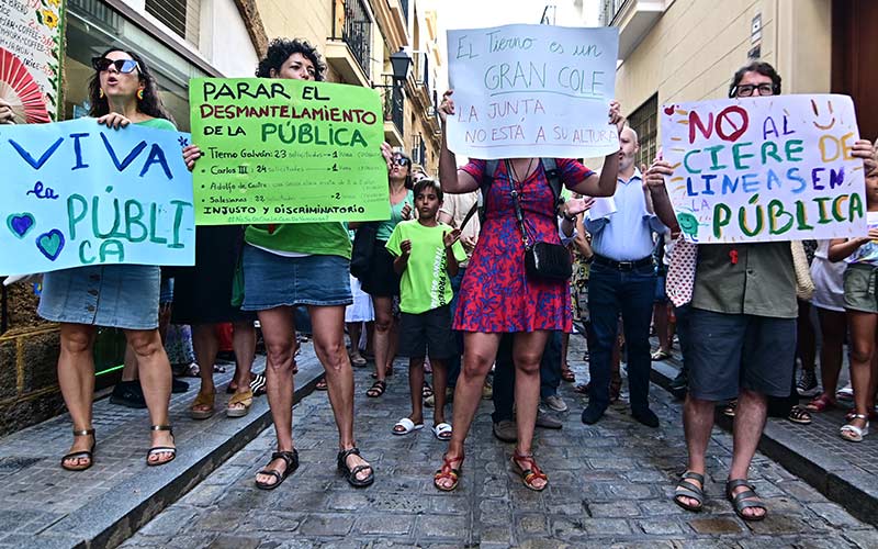 “¿Cómo va a existir la libertad de elección?”: mientras a la concertada en Cádiz le mantienen líneas sin demanda, a la pública se las recortan