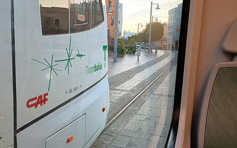 Siete de cada diez usuarios del Trambahía lo recomiendan activamente a otros ciudadanos