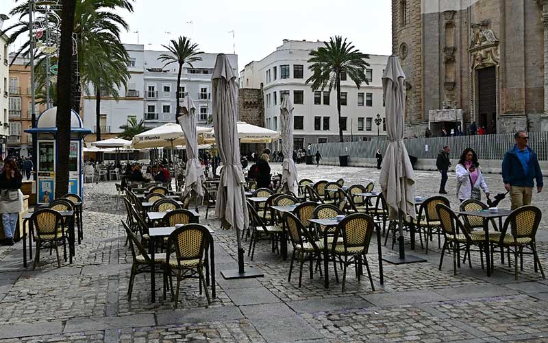 El desempleo crece ligeramente en Cádiz en marzo, pero marca su cifra más baja en 17 años