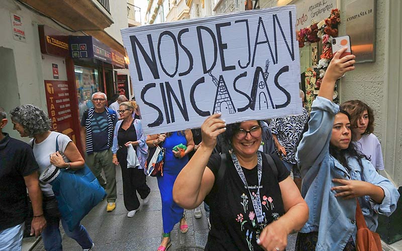 Una constructora compra una finca en la plaza del Falla y cinco familias gaditanas van a la calle