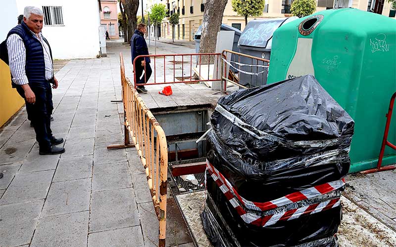 El Gobierno jerezano presume de “cuidar cada detalle”: retira contenedores soterrados “de Pilar Sánchez” inutilizados desde hace años