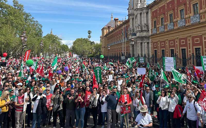 Miles de andaluces se manifiestan en Sevilla frente al desmantelamiento y privatización de la sanidad pública orquestada por Moreno Bonilla