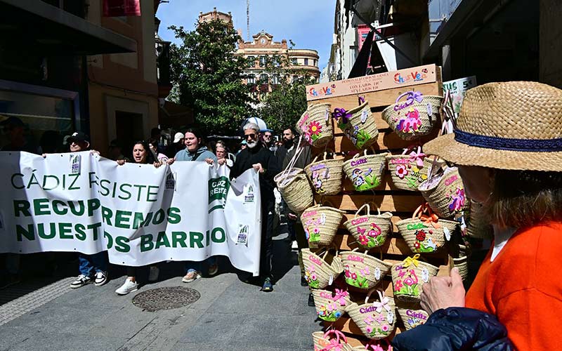 “Fuera los especuladores de nuestros barrios”: Cádiz clama por “una vivienda digna y asequible”