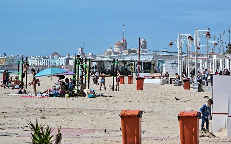 Las playas de Cádiz inician su pretemporada aumentando servicios y reforzando la limpieza