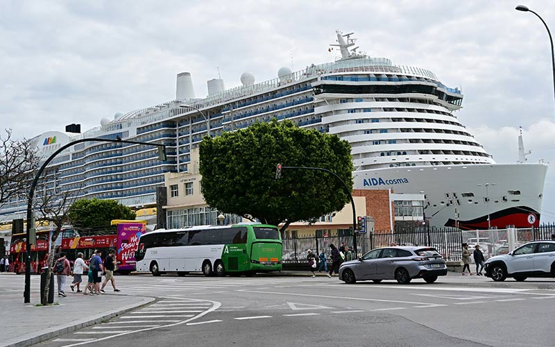 El AidaCosma bate un récord en Cádiz en una jornada con tres cruceros y 10.800 pasajeros