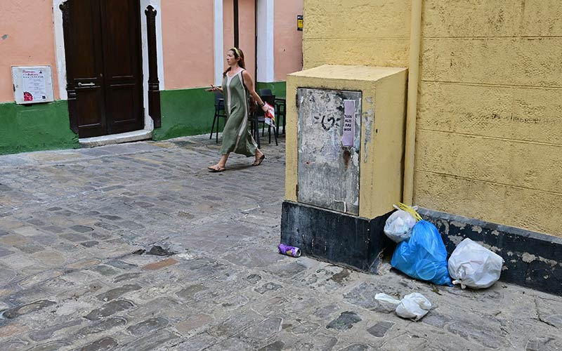 “A pesar del mugriento estado de las calles de Cádiz, la pasividad del alcalde es manifiesta”