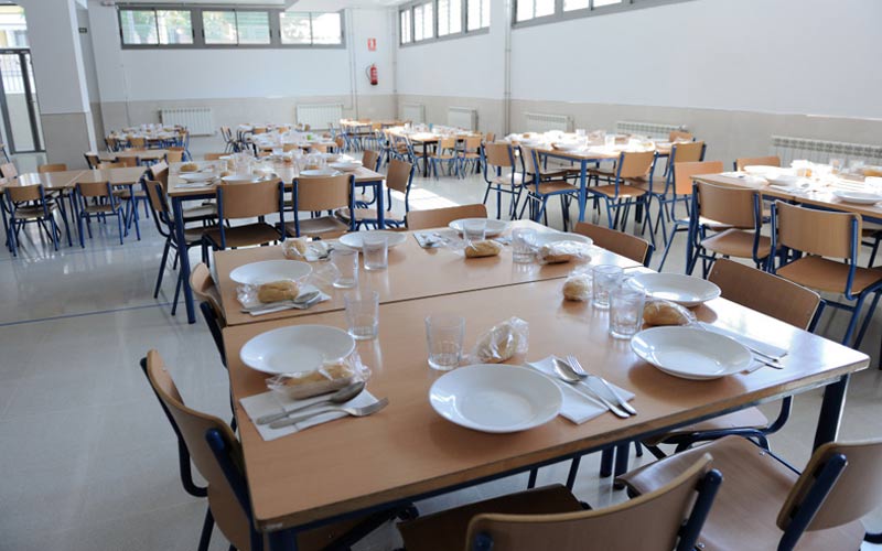 Ensalada y latas de alubias: menú de emergencias “por el apagón” que se ofrece en los comedores privatizados de los coles de Cádiz