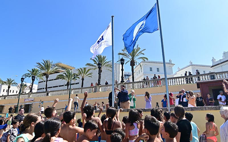 La Bahía de Cádiz revalida la bandera azul para 17 de sus playas y tres de sus puertos deportivos
