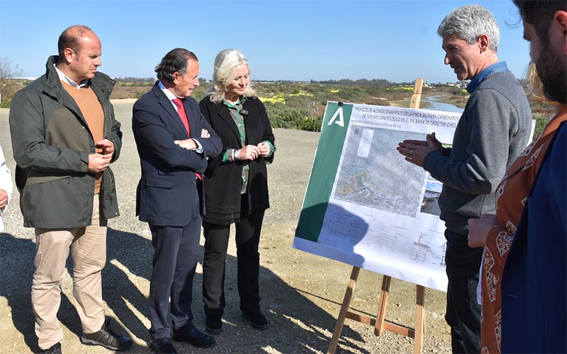La Junta replica con indignación al Gobierno chiclanero al dudar de su inversión en la salina de Carboneros: “una llamada hubiera bastado”