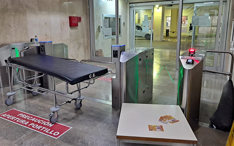 “Barricadas” en los tornos de acceso al Hospital Puerta del Mar ante el recorte de celadores