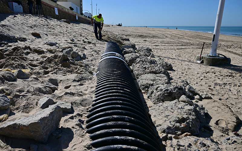 Ecologistas ‘retira’ la bandera azul en hasta siete de las playas de la Bahía: “sólo miran al turismo, son galardones fraudulentos no ecoetiquetas”