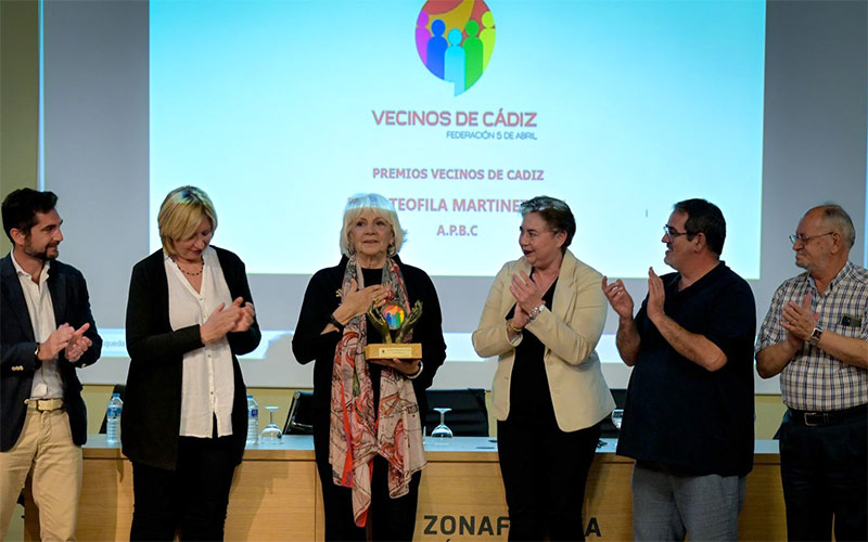 La Federación 5 de Abril reivindica una calle o plaza para la exalcaldesa Teófila Martínez tras reconocerla con su premio ‘Vecinos de Cádiz’